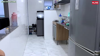 Preview 2 of Xxxmom Sons Videos - Essa empregada tem a bunda mais linda que eu j&aacute_ vi,  ela veio com esse shortinho e me deixou louco