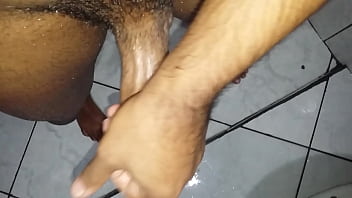 Preview 4 of Foot Job Indiya - Punheta na hora do banho