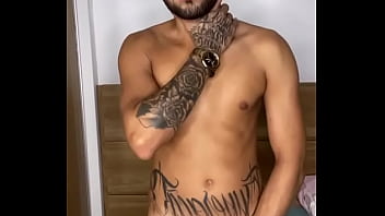 Preview 3 of Anak Dengan Mak Dalam Kereta - Novinho tatuado se exibindo