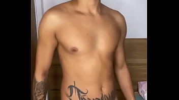 Preview 1 of Anak Dengan Mak Dalam Kereta - Novinho tatuado se exibindo