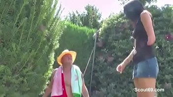 Preview 1 of Chinese Boy Electro - Vater fickt seine Stief-Tochter Outdoor im Garten
