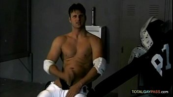Preview 1 of Susu Besar Homemade - Gay Locker Room Tension