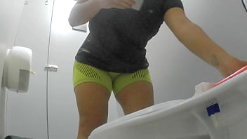 Preview 3 of Young Boy Caught Window - Camara grabando chorros de chicas en el gimnasio
