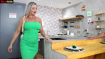 Preview 1 of Gruop Seks - ELA ADORA QUANDO CHEGA VISITA EM CASA NEM ESPEROU FOI NA COZINHA MESMO