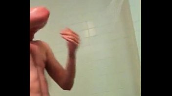 Preview 2 of Hgijab - Espiando a chico de buen culo en las regaderas del gym