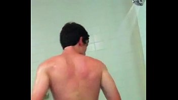 Preview 1 of Hgijab - Espiando a chico de buen culo en las regaderas del gym