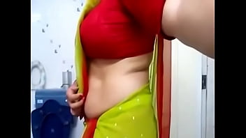 Preview 1 of Sex Sanilion 2018 - Desi bhabhi hot side boobs and tummy view in blouse for boyfriend