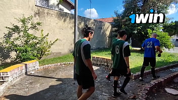 Preview 1 of Zo Pren - namorada chupa o time de futebol de seu namorado