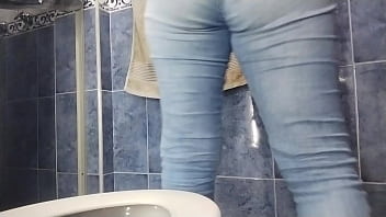 Preview 1 of Teen Anal Specta - Camara casera en el ba&ntilde_o de mi hermanastra