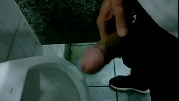 Preview 1 of Moms Anal Hot - ROLUDO NO BANHEIR&Atilde_O PUBLICO