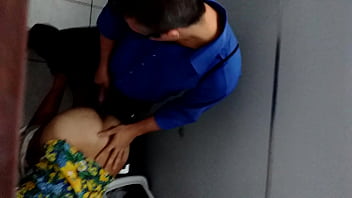 Preview 2 of Small Xxx Com - Flagra de banheiro-Fodendo antes de ir trampo