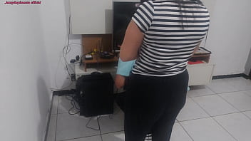Preview 1 of Big Mom Ass Fucked - Dona de casa reclama com o t&eacute_cnico que o marido n&atilde_o percebeu sua lingerie nova. Ela coloca e pede a opini&atilde_o do t&eacute_cnico!