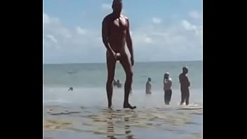 Preview 3 of 80s Hardcore - Coroa com o pau enorme caminhando na praia