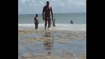 Preview 1 of 80s Hardcore - Coroa com o pau enorme caminhando na praia