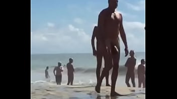 Preview 4 of 80s Hardcore - Coroa com o pau enorme caminhando na praia