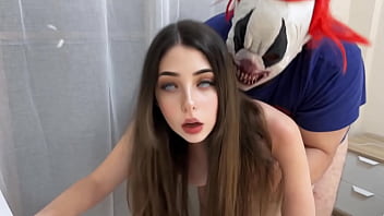 Preview 1 of Girls Pee Public - Que rico cuando me quedo en casa solo con mi hijastra