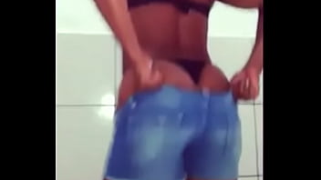 Preview 2 of Baby Xpert - Morena do rab&atilde_o quase n&atilde_o consegue colocar o short