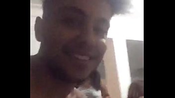 Preview 2 of Roge On - Safadinha mostrando os peitinhos