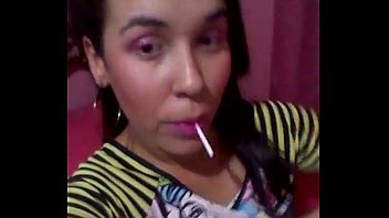 Preview 1 of He S Giving Her A Hard Time - Morena Chupando um pirulito e provocando