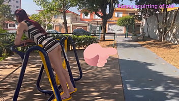 Preview 2 of Reality Education - Esposa se exibe em publico em um parque lotado!