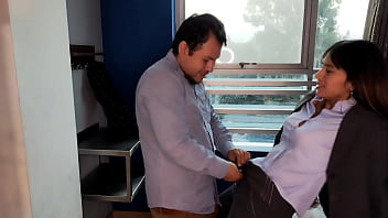 Preview 2 of Nici Dee Spank - Me Mide las CUARTAS DE MI CULO,  pero no se resiste el sastre y decide medir la profundidad de mi vagina con su polla,  me dio por la vagina una rica enlechada