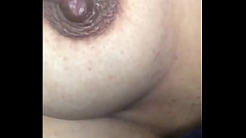 Preview 2 of Ek Egalis To Mom - Tocando mis tetas