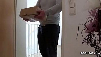 Preview 1 of Phat Ass Bend Over Tease - Tochter wird vom Postboten gefickt als die Eltern weg sind