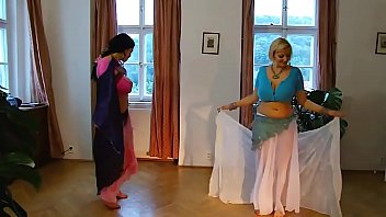 Preview 1 of Handjob Skinny - Deux danseuses du ventre plantureuses se d&eacute_nudent