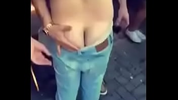 Preview 1 of New Zealand Piss Spy Cam - Mc Biel apertando bunda de homem
