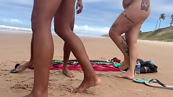 Preview 4 of Tube And War - Safadas na praia com alguns caras aleat&oacute_rios. na praia de nudismo n&atilde_o tem como n&atilde_o gozar com esse v&iacute_deo