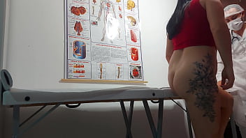 Preview 2 of Fposex Xxxcom - Ginecologista enfia dedo no cu e fode paciente!