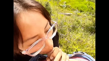 Preview 2 of Lesbian In Apa - Joselis bolivar mi hermanastra me hace una mamada en el bosque