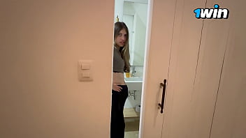 Preview 4 of Wwwxxx Video Hd Age 90 80 - Le doy ordenes sexules a mi novia y se viene en un ba&ntilde_o p&uacute_blico.