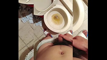 Preview 3 of Bollywood Actress Sexy Video Hd - CHACAL ORINANDO EN EL BA&Ntilde_O CON LA VERGA BIEN PARADA