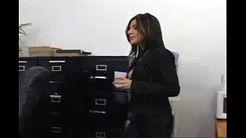 Preview 1 of 3gp Pro - Mi secretaria recibiendo polla