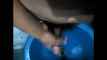 Preview 1 of Full Fucking Movi - Jal&aacute_ndomela en el ba&ntilde_o,  mecos en el lavabo