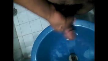 Preview 4 of Full Fucking Movi - Jal&aacute_ndomela en el ba&ntilde_o,  mecos en el lavabo