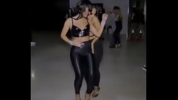 Preview 3 of Solo Girls Orgasme - Duas gostosas dan&ccedil_ando