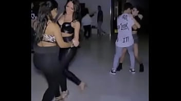 Preview 4 of Solo Girls Orgasme - Duas gostosas dan&ccedil_ando
