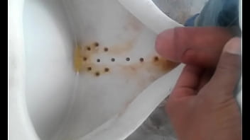 Preview 3 of Midget Pussy Masterbating - orinando en el ba&ntilde_o