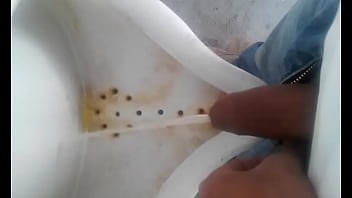 Preview 1 of Midget Pussy Masterbating - orinando en el ba&ntilde_o