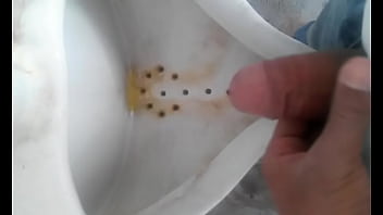 Preview 4 of Midget Pussy Masterbating - orinando en el ba&ntilde_o