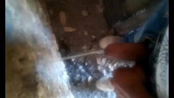 Preview 1 of Marriage Woman - orinando en la calle