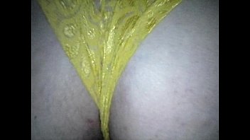 Preview 4 of Hd Sleep With Mom - calcinha amarela enfiada com amigo