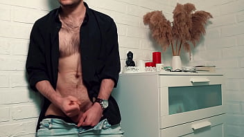 Preview 3 of Dog Avec Wamen - The handsome man jerks off on camera and cums loudly,  splashing the floor with his sperm.