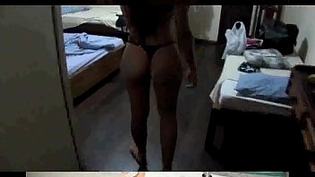 Preview 1 of Xoxoxo Espaniolas - Ela n&atilde_o anda,  ela desfila