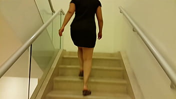 Preview 4 of Hilda Png - Sexy Nalgona sin calzones sube escaleras