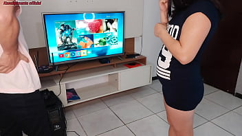 Preview 1 of Mscheeks Boy Girl - Dona de casa recebe o t&eacute_cnico e o seduz enquanto marido esta fora