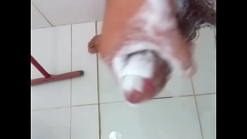 Preview 3 of Kiran Fisher Office - Urso dando um trato no pau durante o banho