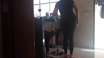 Preview 1 of Arebe Sax - Cheguei em casa e a faxineira estava de cal&ccedil_a legging , fiquei com um puta tes&atilde_o e acabei oferecendo dinheiro em troca de sexo